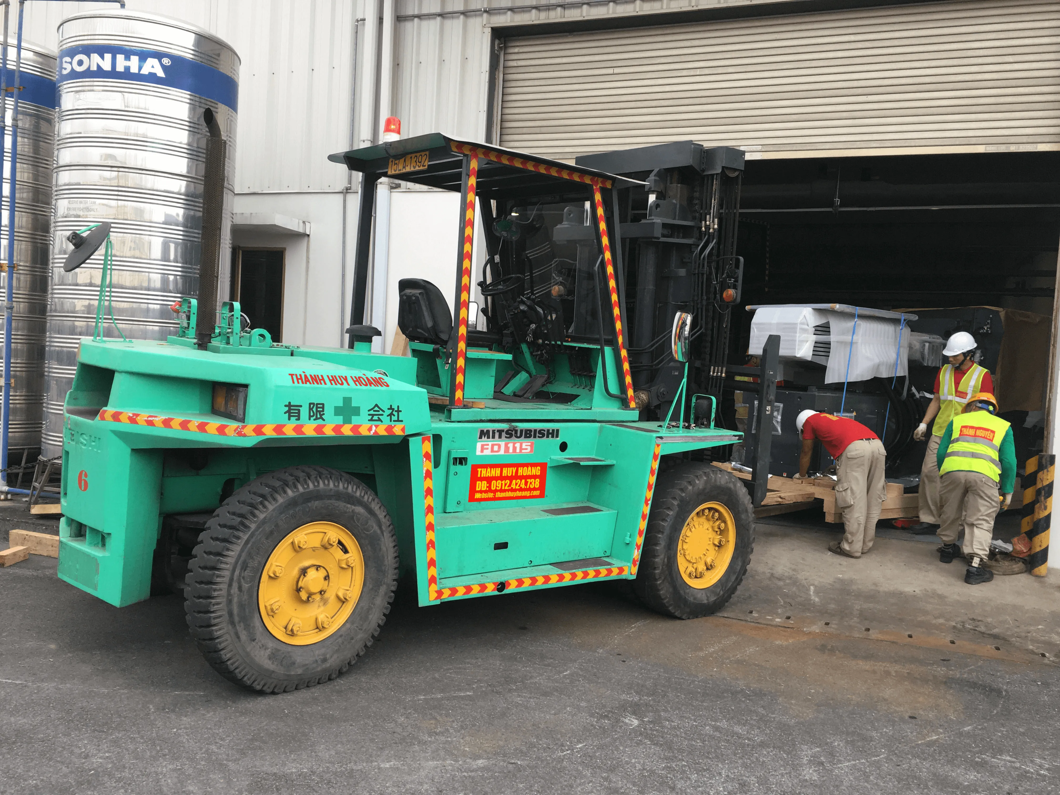 Xe nâng 11.5 tấn xanh đặc trưng