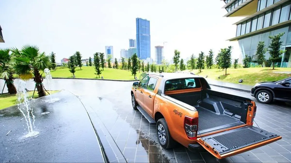 Xe bán tải (Pick-up) đang lưu thông, minh họa cho quy định về thời hạn đăng kiểm xe bán tải