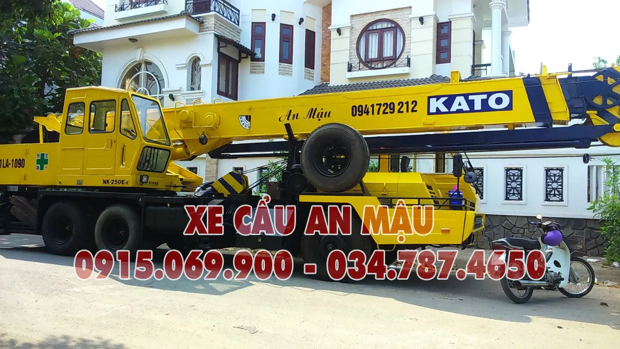 Xe cẩu Kato 25 tấn vận hành thực tế tại công trường xây dựng 2026