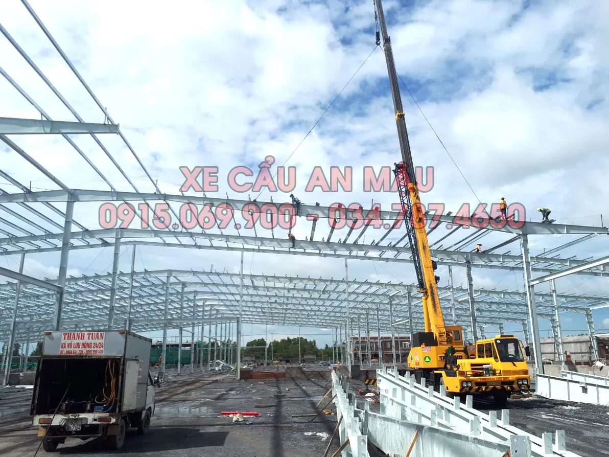 Xe cẩu chuyên dụng Kato 25 tấn trong dự án hạ tầng logistics