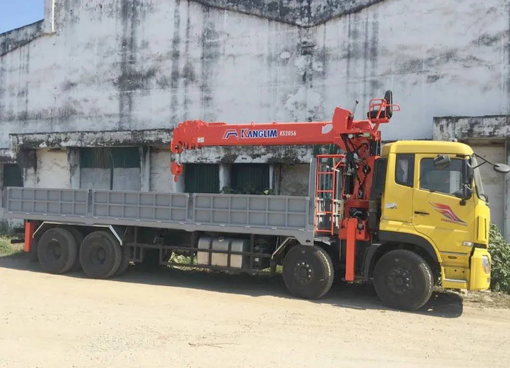 Ghế ngồi điều khiển trên cao của xe cẩu 8 tấn