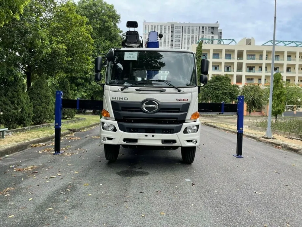 Toàn cảnh xe Hino gắn cẩu Dongyang 6 khúc
