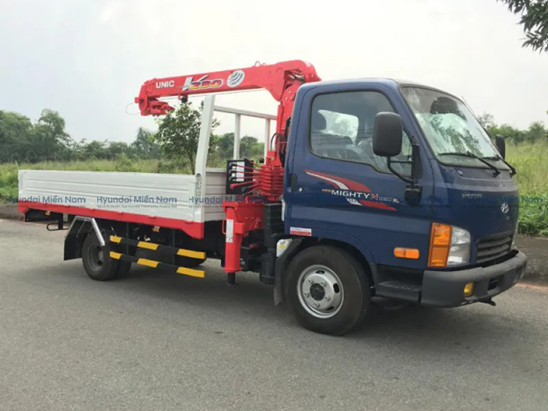 Xe cẩu 2 tấn rưỡi Hyundai N250SL vận hành thực tế tại công trường