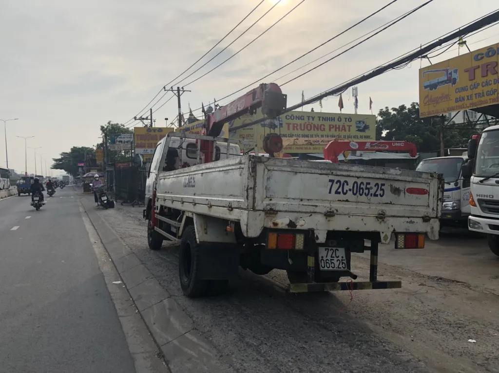 Hệ thống thủy lực và tay điều khiển cẩu Unic 260 trên xe Mitsubishi