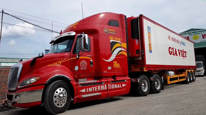 Xe đầu kéo là một trong những phương tiện vận tải phổ biến nhất trong vận chuyển hàng hóa bằng đường bộ