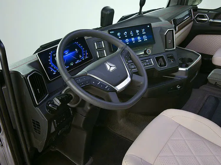 Nội thất xe đầu kéo Howo Sitrak C9H với bảng điều khiển hình bán nguyệt