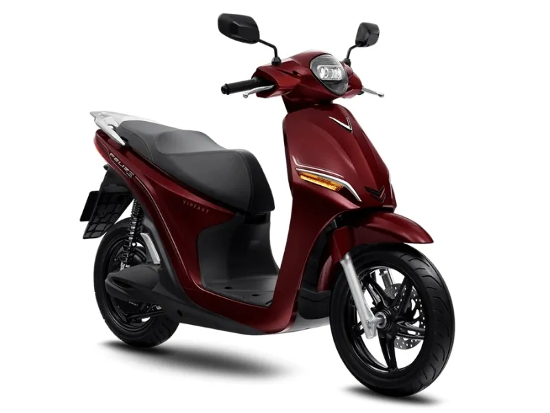 Vinfast Feliz S gây ấn tượng với các nữ sinh bởi phong cách xe tay ga thanh lịch và cấu trúc nhẹ