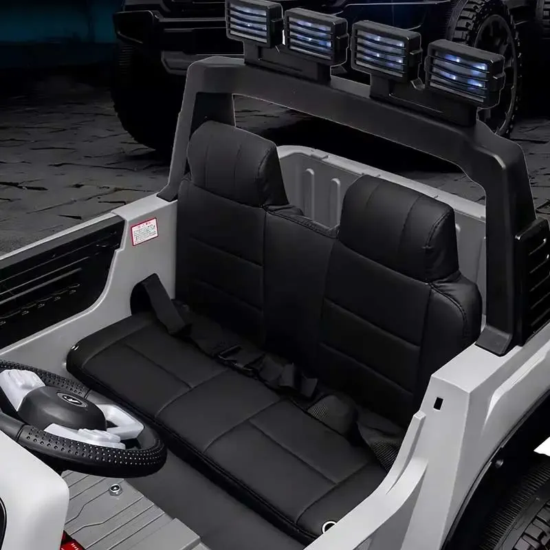 Khoang ngồi bọc da rộng rãi mang lại trải nghiệm thoải mái cho bé