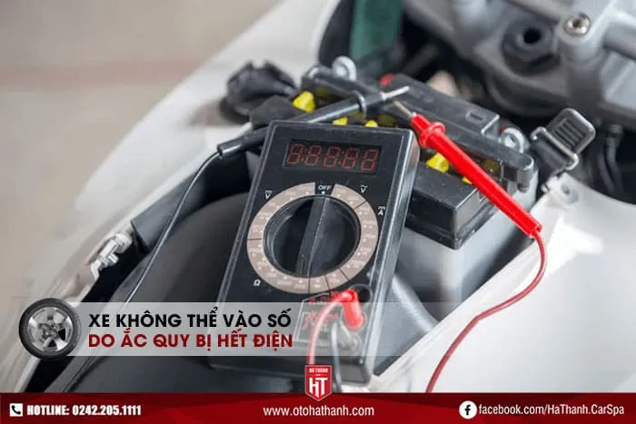 Xe ô tô không vào được số do ắc quy bị hết điện hoặc bị yếu khiến dòng điện không ổn định