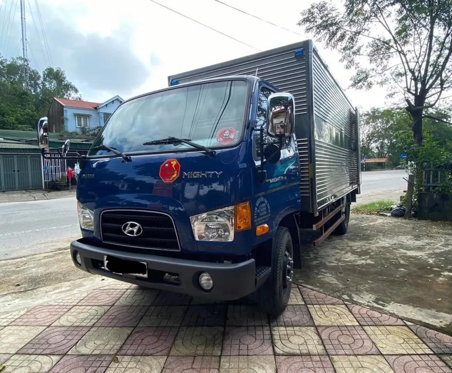 Xe tải Hyundai 110SP cũ đời 2018 phiên bản thùng kín inox