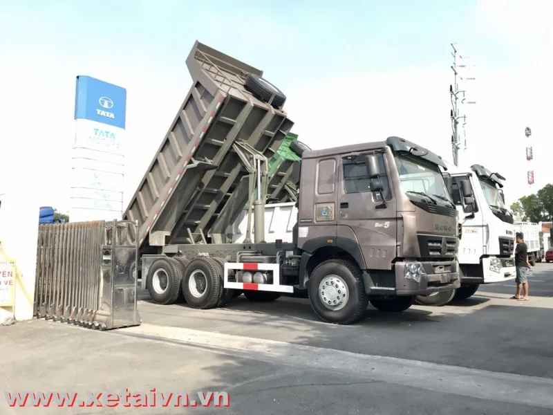 Xe tải ben Howo 3 chân thùng đúc bền bỉ cho san lấp