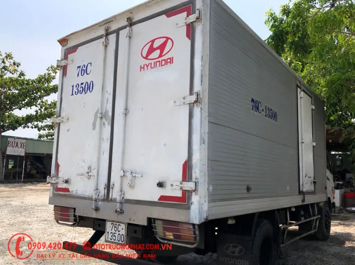 Không gian nội thất cabin xe tải Hyundai HD72 nhập khẩu đời 2008