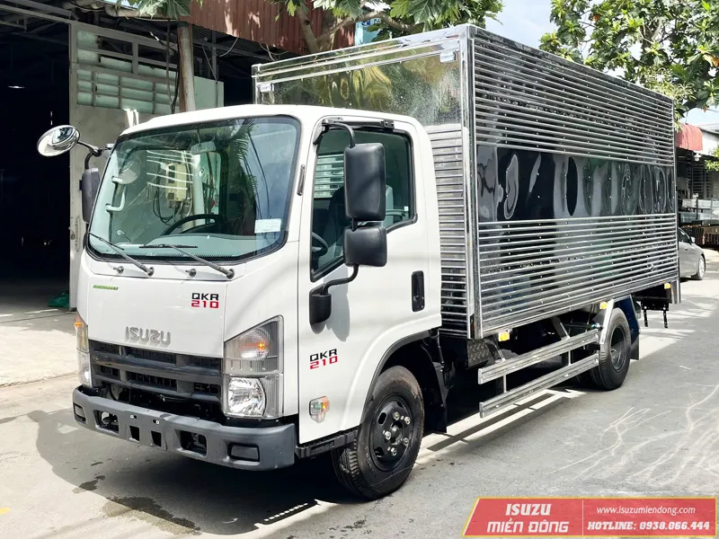 Xe tải Isuzu 2.3 tấn QKR 210 thùng kín cabin vuông