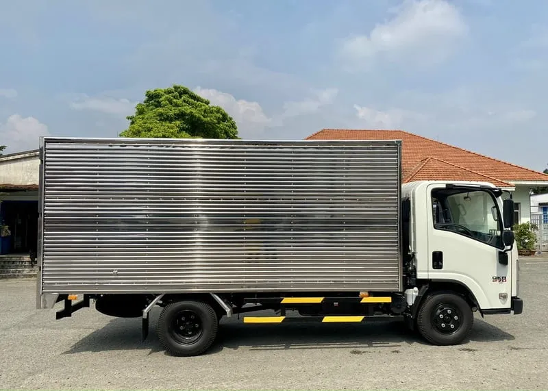 Phía sau xe tải Isuzu QKR 270 thùng kín tiêu chuẩn