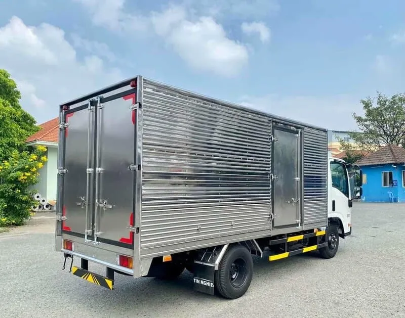 Mẫu thùng kín đóng trên nền xe Isuzu QKR 270