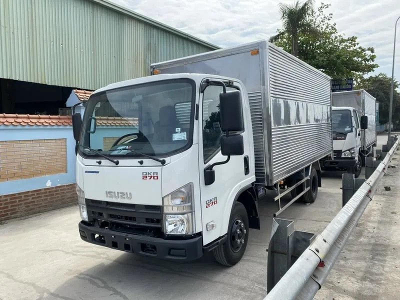 Góc nhìn hông xe Isuzu QKR 270 thùng kín inox
