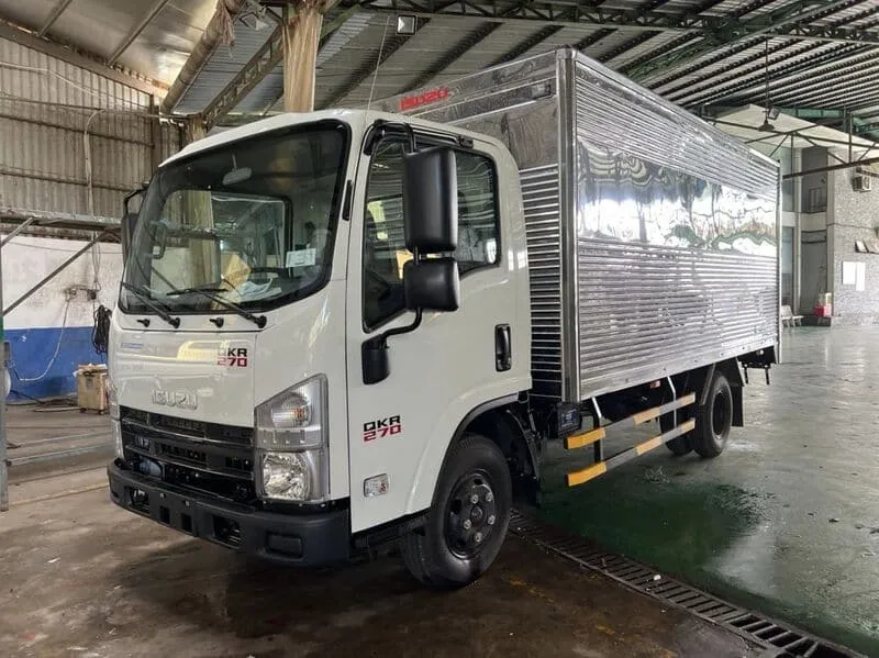 Cận cảnh mặt trước xe tải Isuzu QKR 270 thùng kín 2026