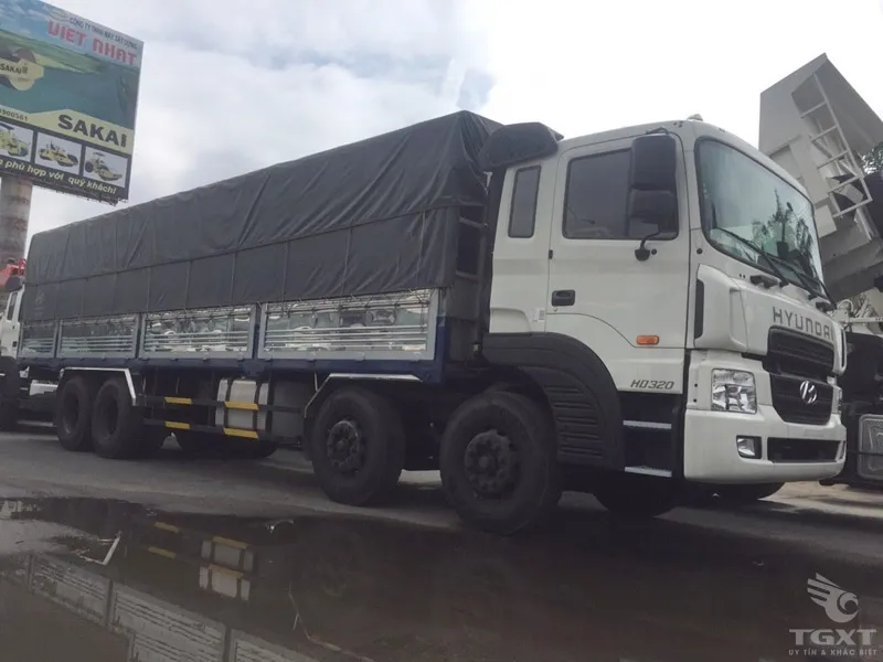 Thùng mui bạt 9.7m trên nền chassis xe tải Hyundai 4 chân