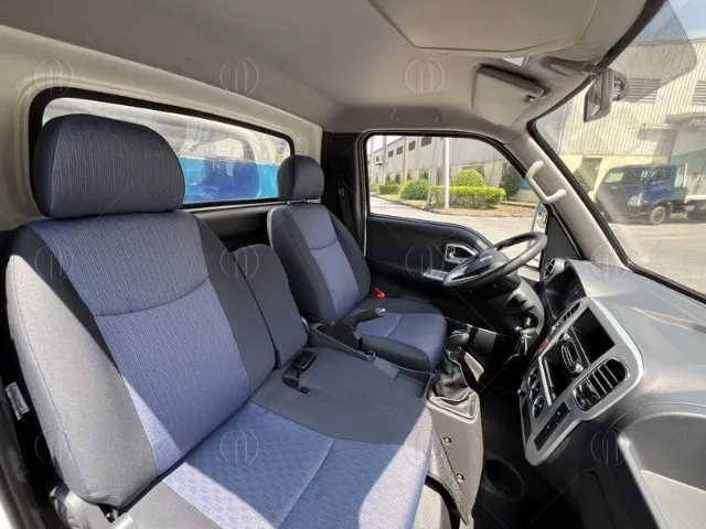 Nội thất cabin TMT Captain T200 với ghế bọc da và điều hòa