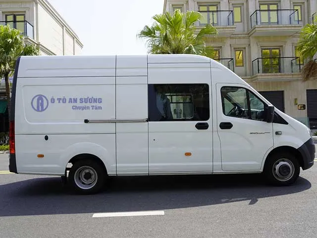 Xe tải van 6 chỗ GAZ màu trắng