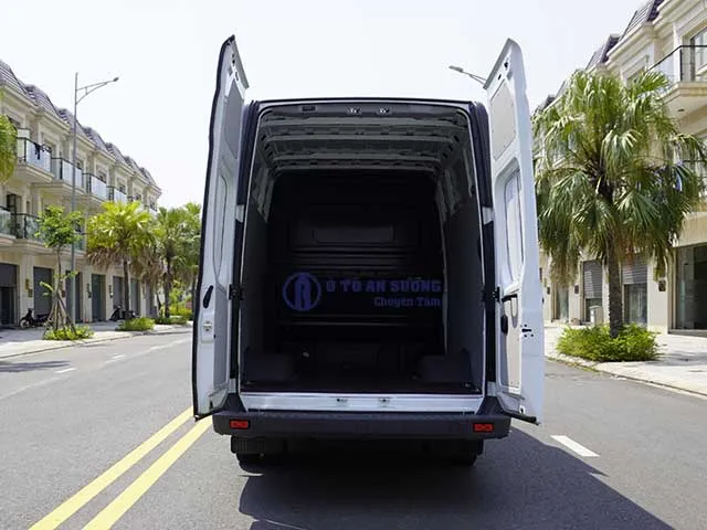 Thùng hàng xe tải van 6 chỗ GAZ