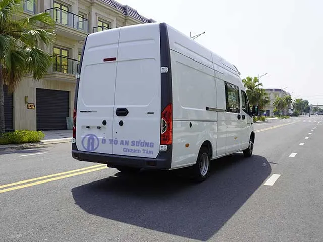 Xe tải van 6 chỗ GAZ ngoại thất