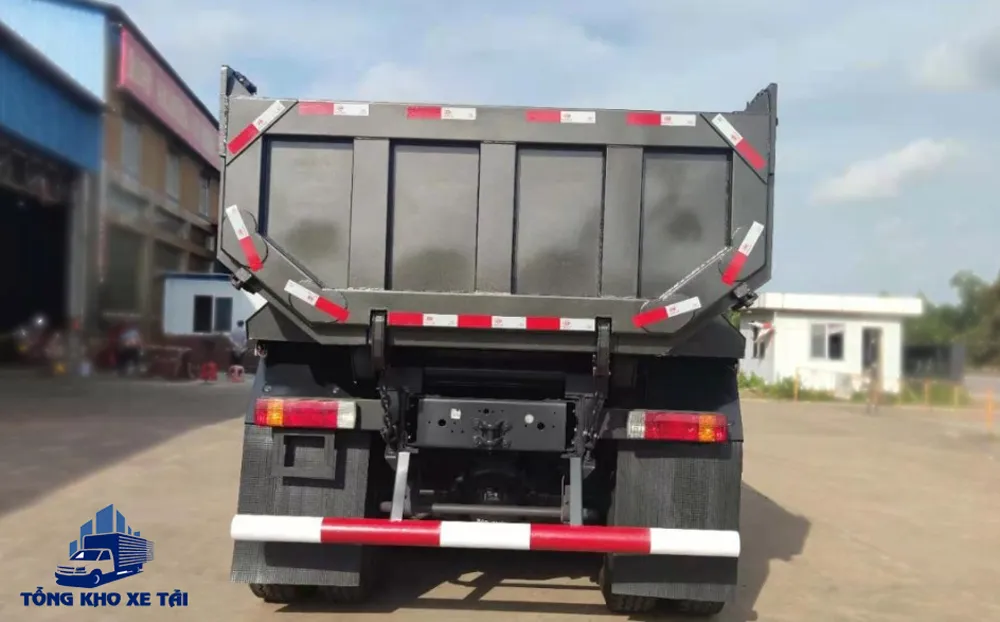 Góc nghiêng xe ben Chenglong 4 chân thùng vát chịu lực