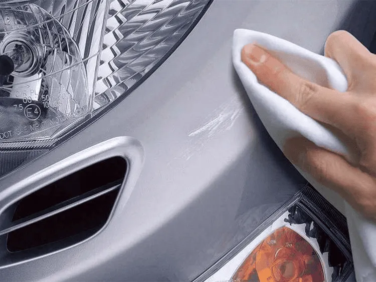 Kỹ thuật viên vệ sinh bề mặt trước khi tiến hành sơn vết xước xe ô tô