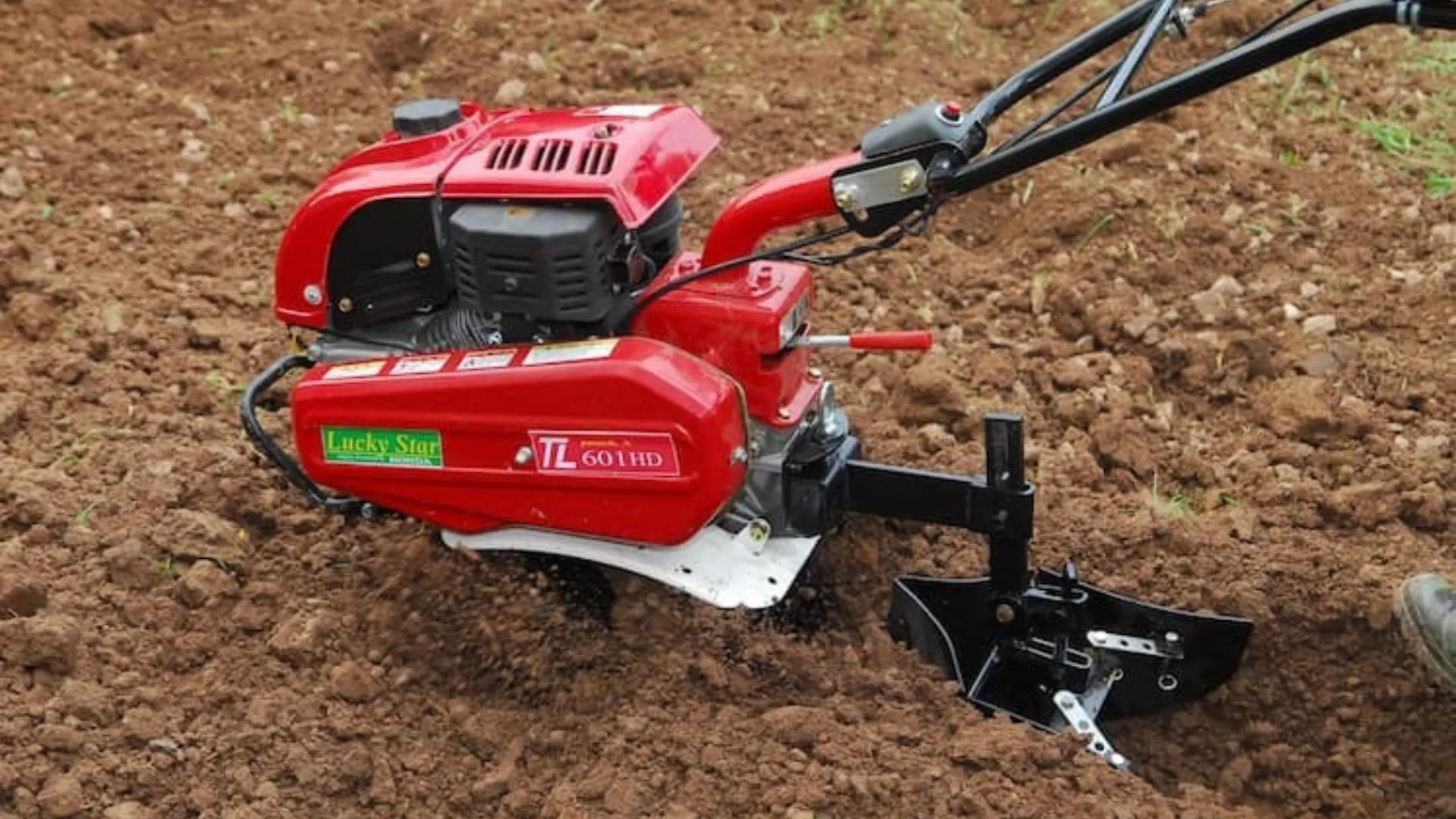 Máy xới đất với trục răng cưa và động cơ xăng