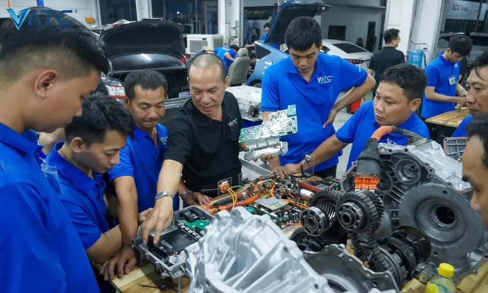 Xưởng thực hành sửa chữa ô tô điện hiện đại