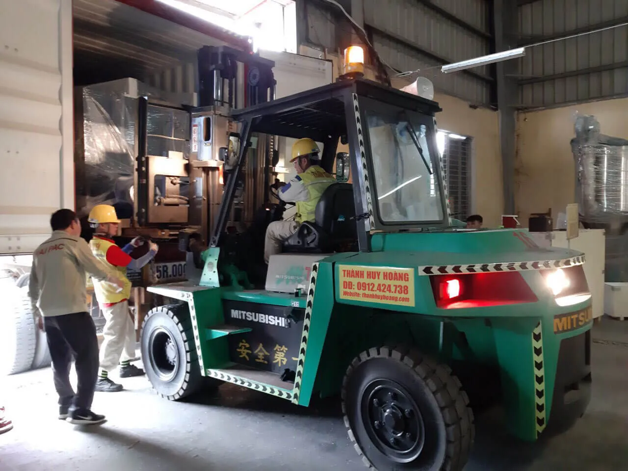 Xe nâng 7 tấn làm việc tại bãi