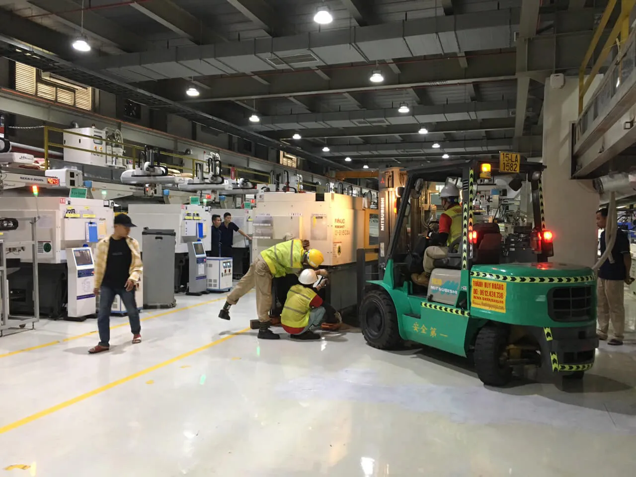 Xe nâng chui container chuyên dụng