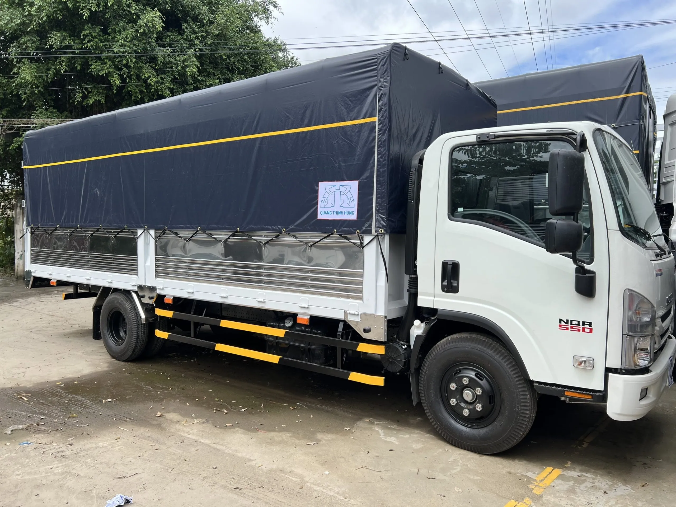 Xe tải Isuzu 5 tấn NQR 550 thùng mui bạt