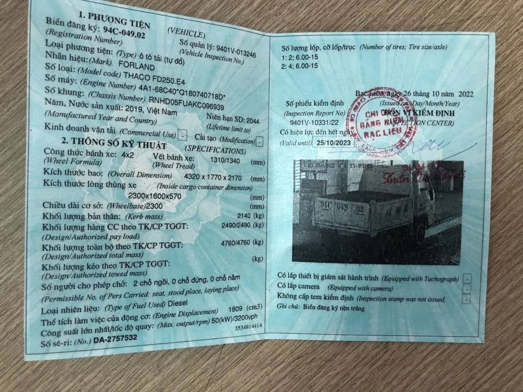 Lốp dự phòng và bình chứa nhiên liệu