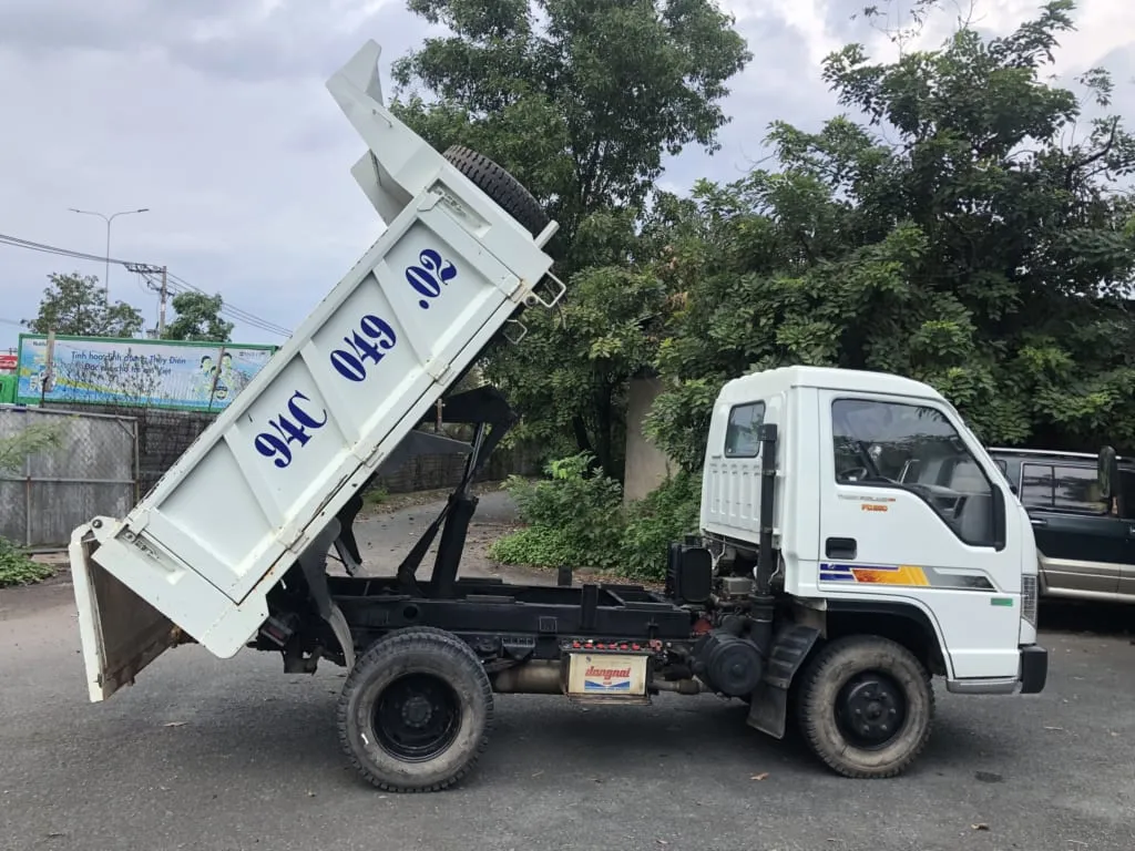 Cabin xe ben 2 5 tấn cũ còn khá mới