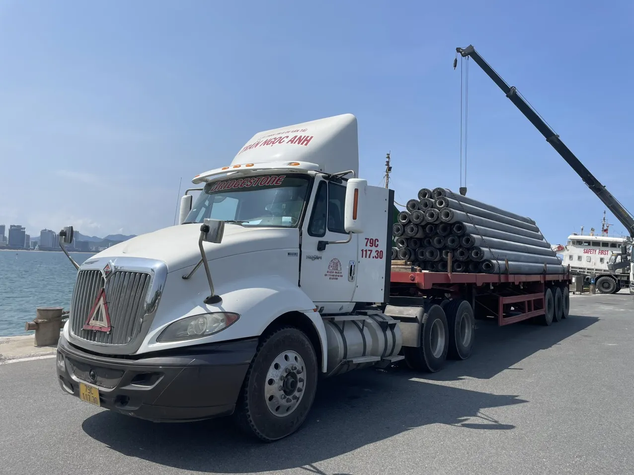 Kỹ thuật viên tại OTO JAC thực hiện kiểm tra định kỳ hệ thống phanh ABS và động cơ cho xe đầu kéo trước khi bàn giao