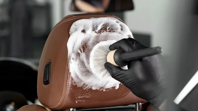 Thao tác lau dung dịch chuyên dụng trong quy trình cách vệ sinh ghế da xe ô tô