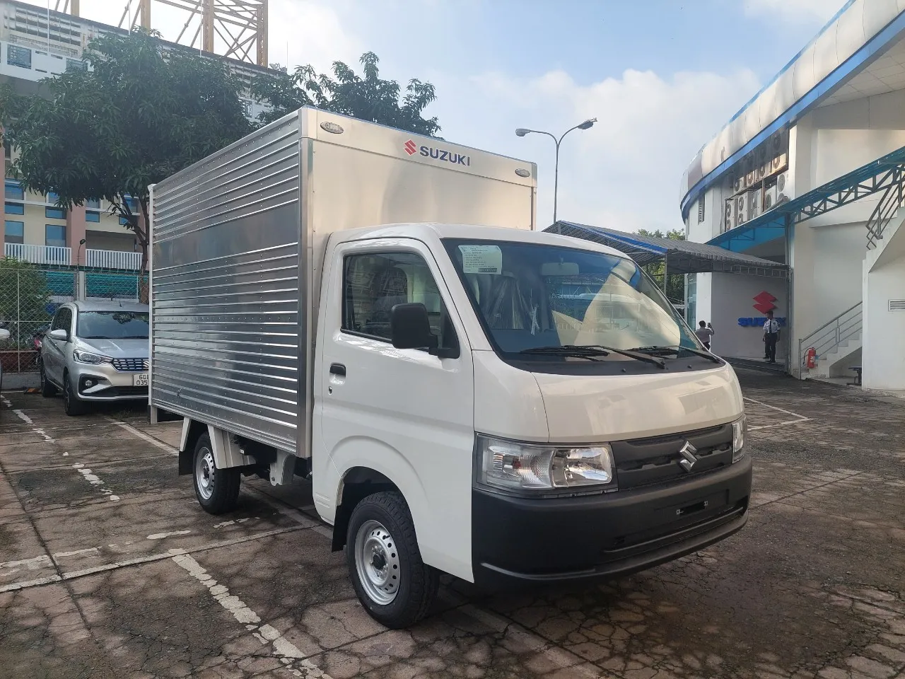 Mẫu xe Suzuki 705kg thùng kín chính hãng