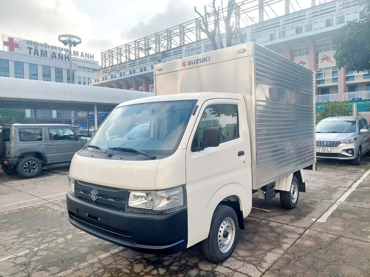 Ngoại thất xe Suzuki 750kg thùng kín đời 2026 màu trắng sang trọng