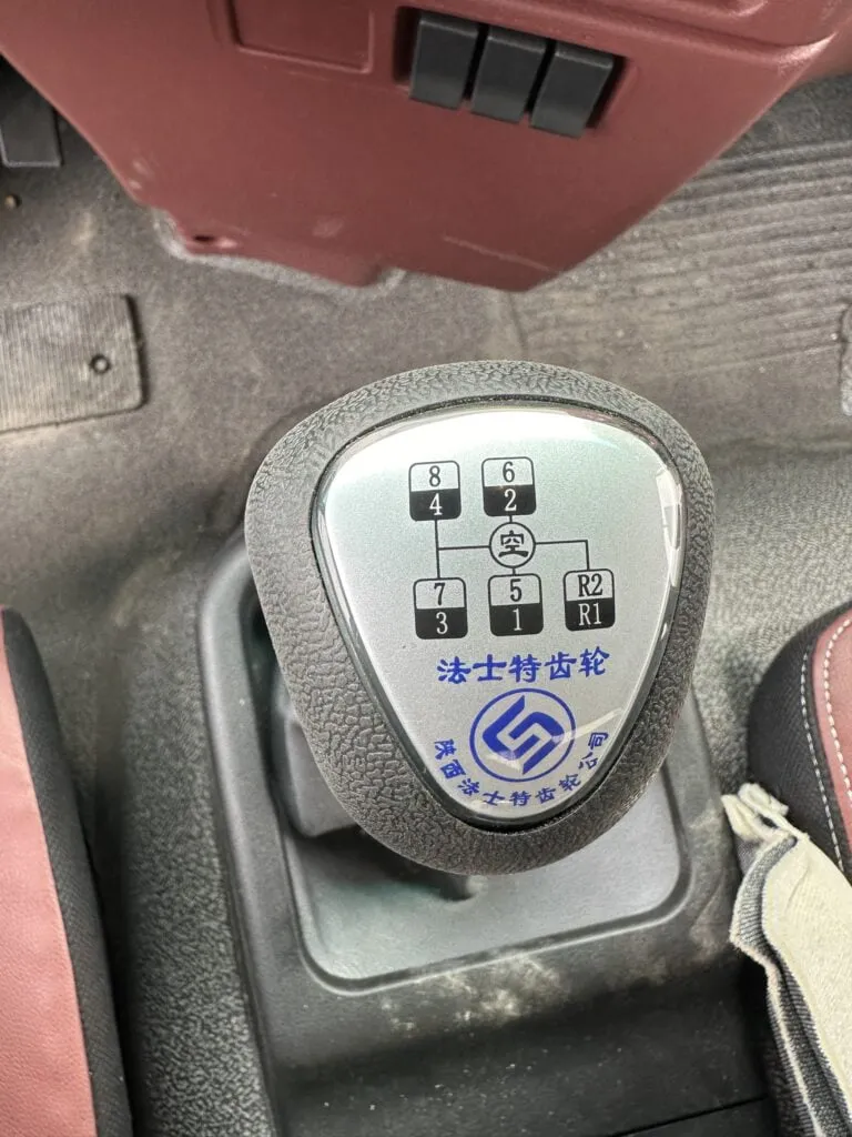 Nội thất cabin Nissan êm ái của dòng xe tải Dongfeng 3 chân co