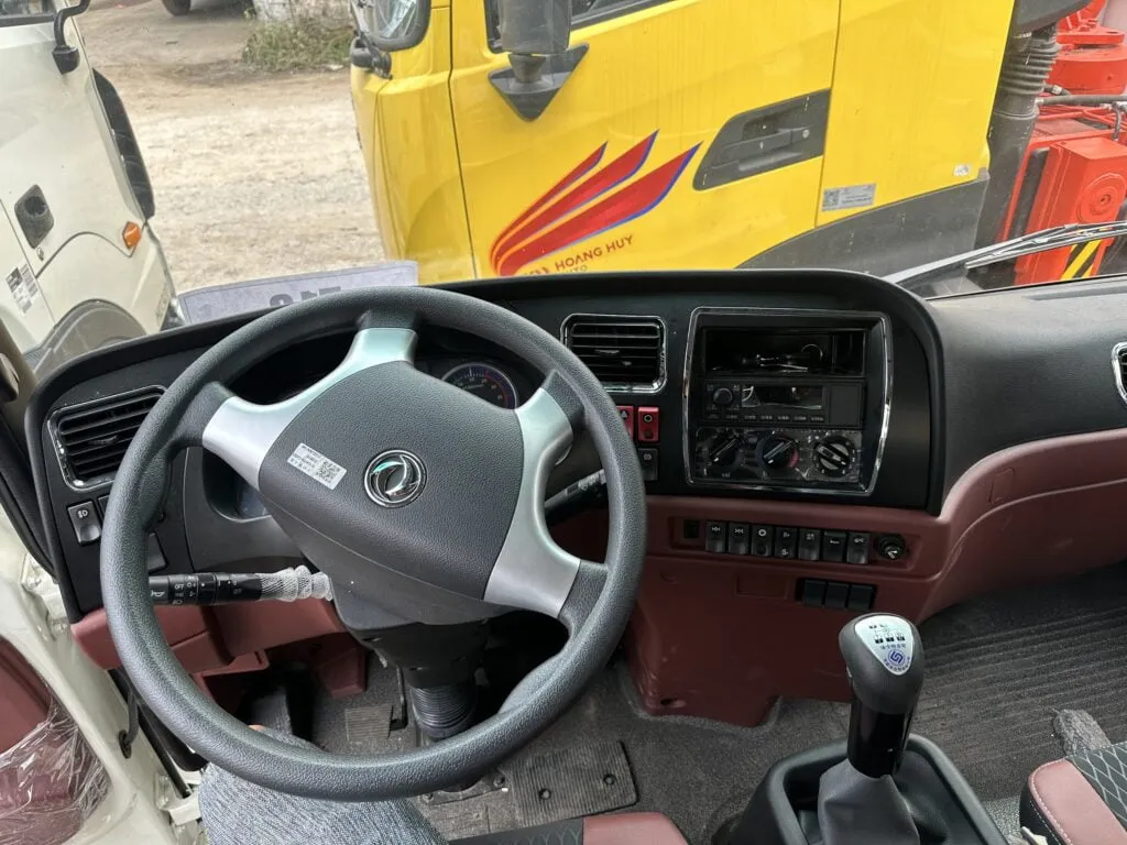 Cụm nút điều khiển điều hòa và giải trí trên xe Dongfeng