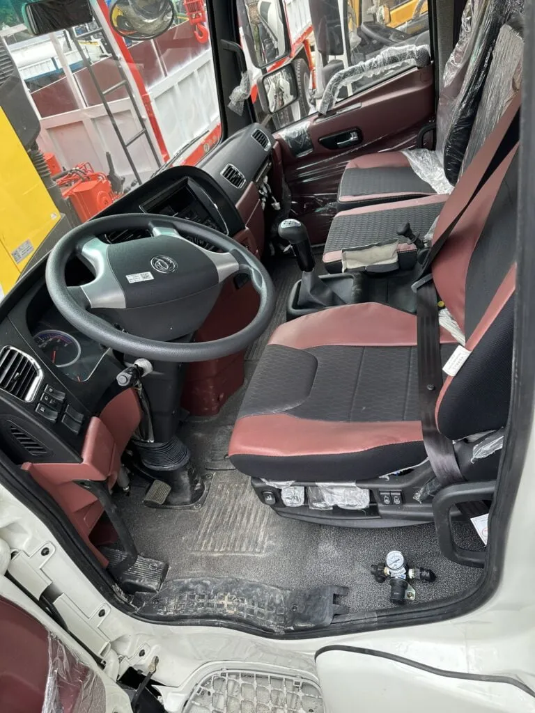 Mặt taplo và hệ thống điều khiển nội thất xe Dongfeng 270HP