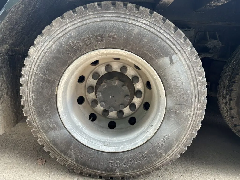 Chi tiết hệ thống lốp không săm 11R22.5 của xe Dongfeng nhập khẩu