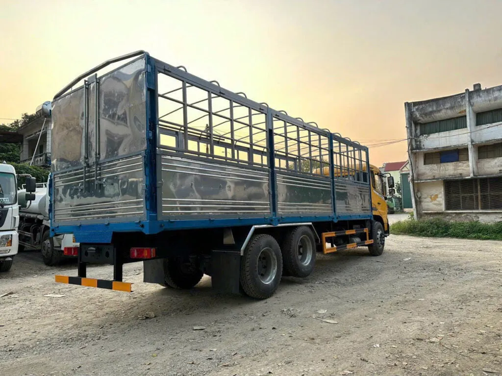 Chi tiết nhíp sau đa tầng trên xe tải Dongfeng Hoàng Huy nhập khẩu