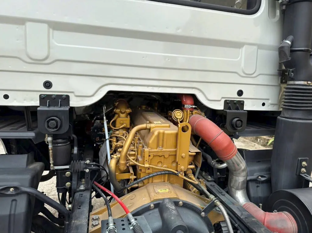 Động cơ Yuchai YC6A270-50 trên xe tải thùng Dongfeng 3 chân