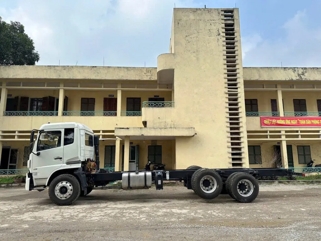 Hệ thống treo nhíp và cầu sau xe tải Dongfeng 3 chân nhập khẩu