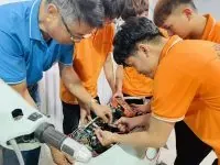 Học viên thực hành trên xe ga cao cấp