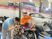 Học viên thực hành với thiết bị chẩn đoán hiện đại