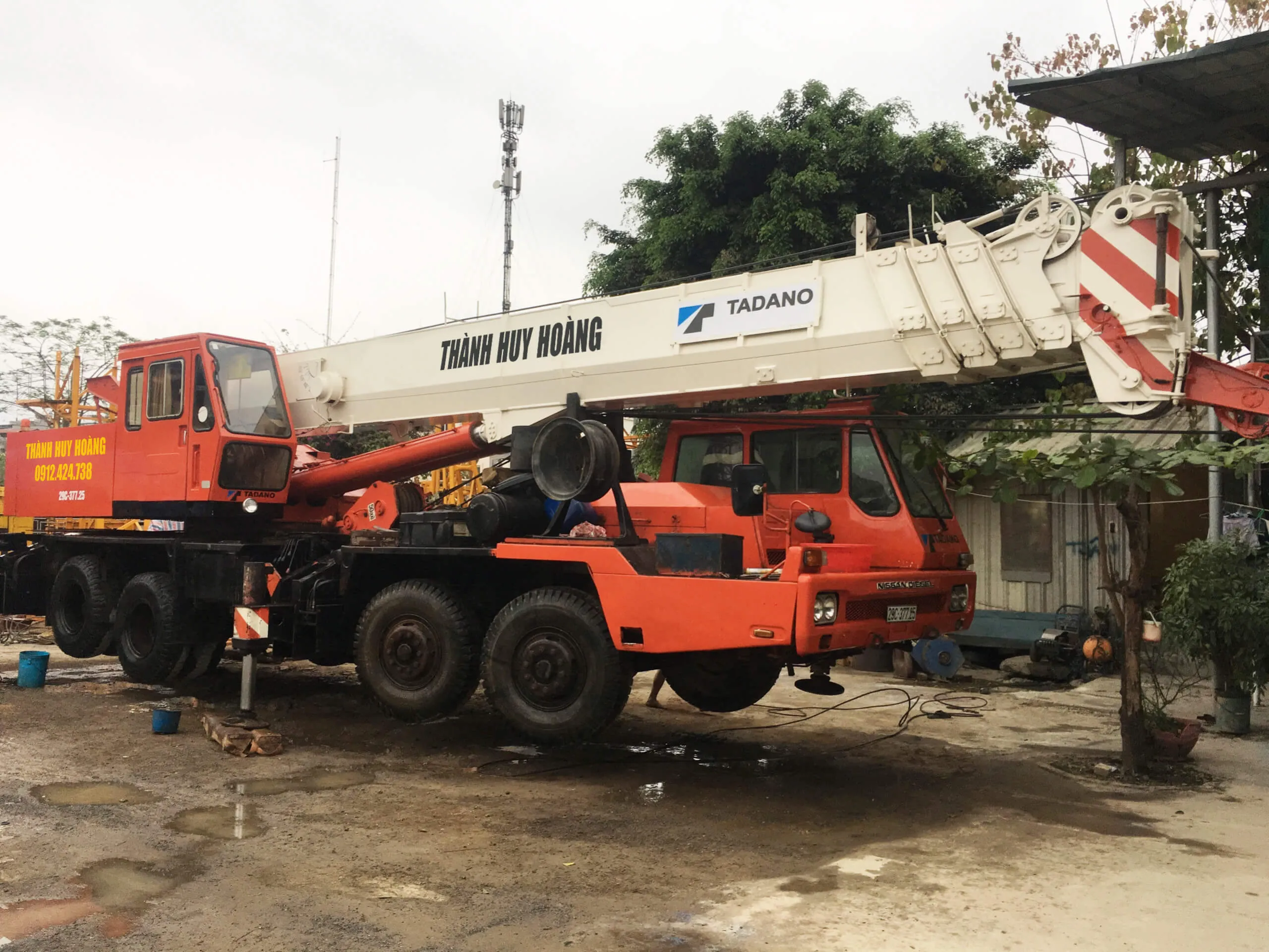 Cẩu bánh lốp 100 tấn thi công thực tế